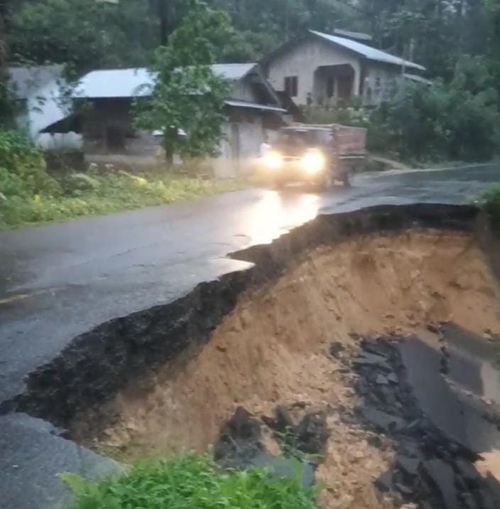Hujan Deras, Jalan Lintas Sibolga – Tarutung Amblas