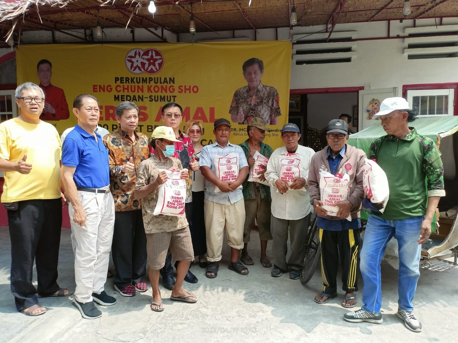 Hasyim Bersama Perkumpulan Eng Chun Kong Sho Medan-Sumut Bagikan 500 Paket Beras Kepada Penarik Becak