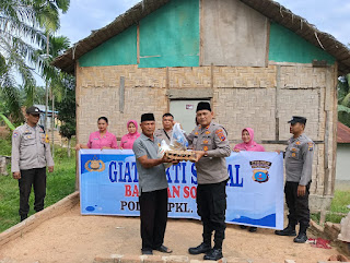 Kapolsek Pangkalan Susu Salurkan 25 Paket Sembako Kepada Warga Kurang Mampu