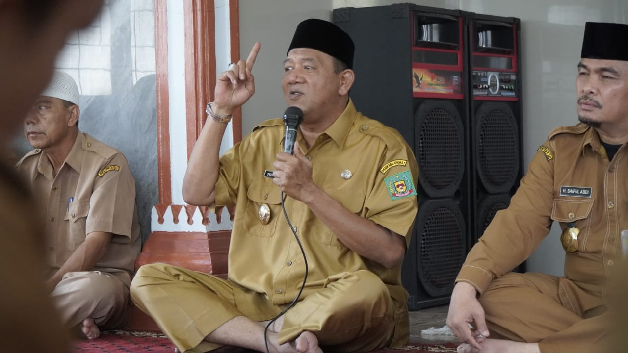 Syah Afandin Menjadi Imam Sholat Zuhur Berjamaah Sekaligus Beri Tausiyah