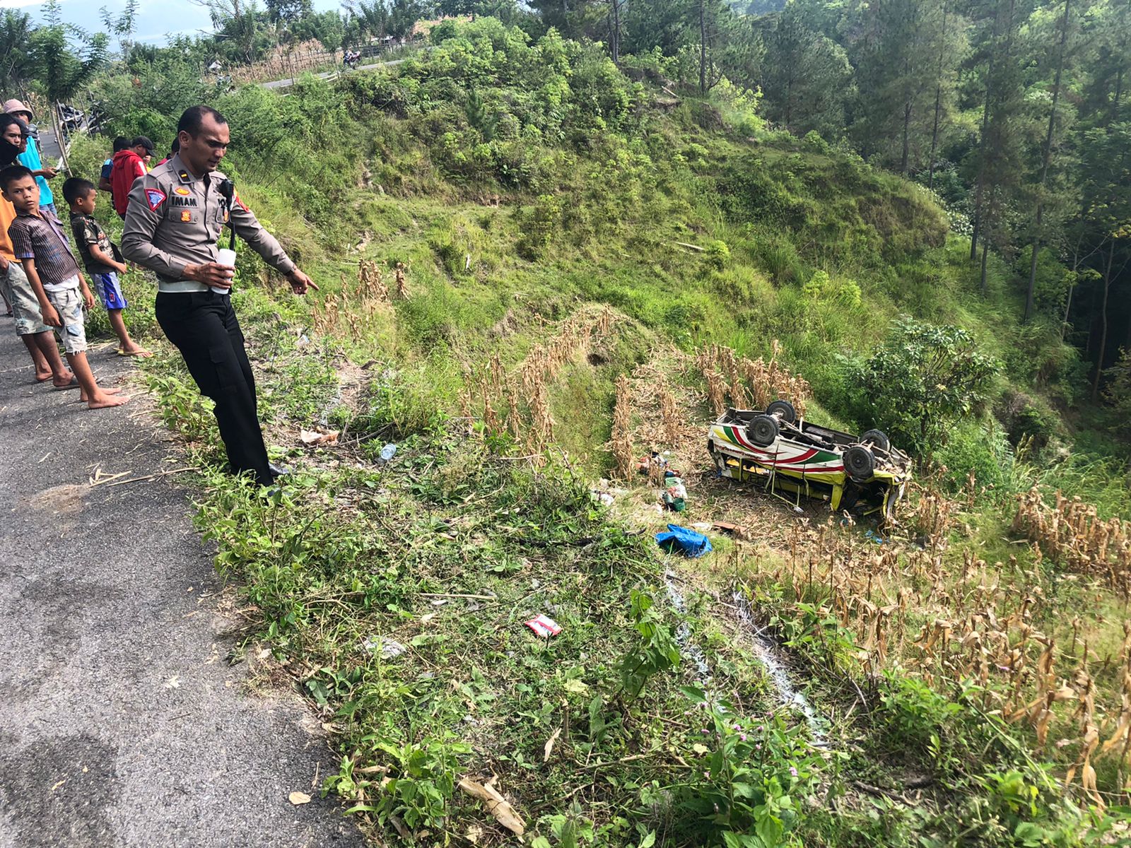 Mobil Penumpang Masuk Jurang di Nainggolan