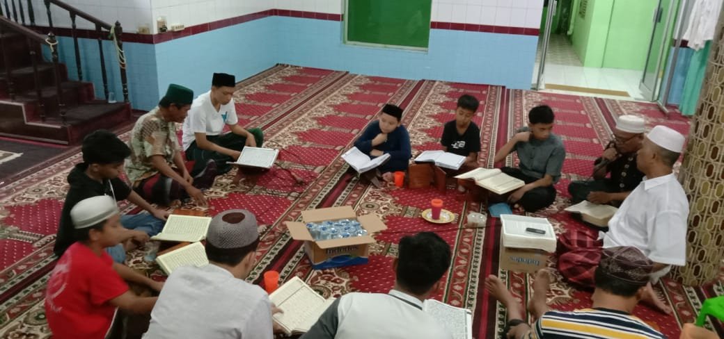 Jemaah Masjid Ubudiyah Merajut Kebersamaan Melalui Tadarus