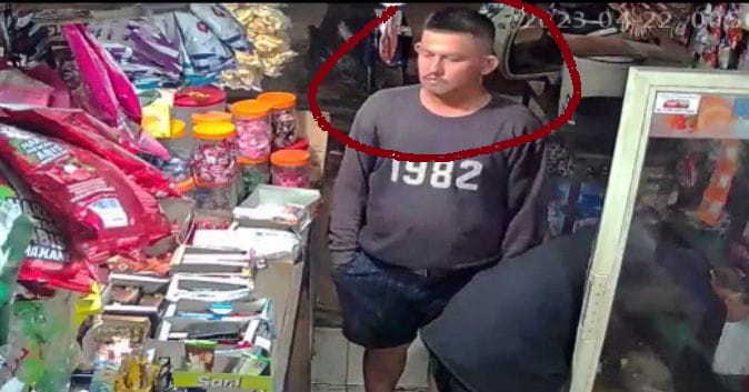 Pak Polisi! Ini Pria Berkaos 1982 Ini Terekam CCTV Ambil Dompet Pembeli Ketinggalan di Warung