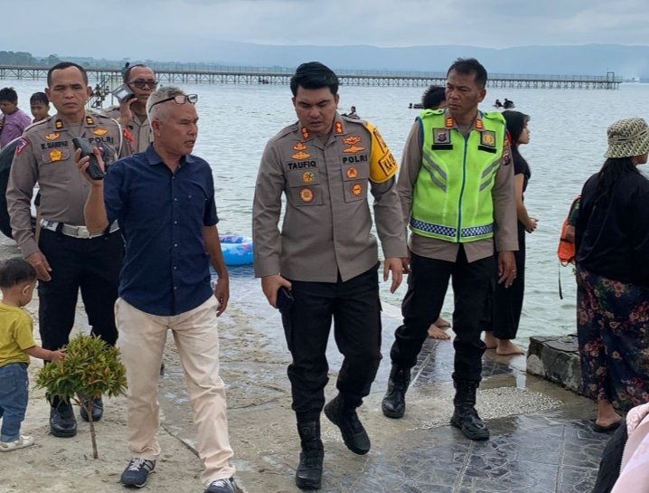Tinjau Obyek Wisata Pantai Pasir Putih Parparean, Kapolres Toba : Jaga Kelestarian  Dan Keamanan Tempat Wisata