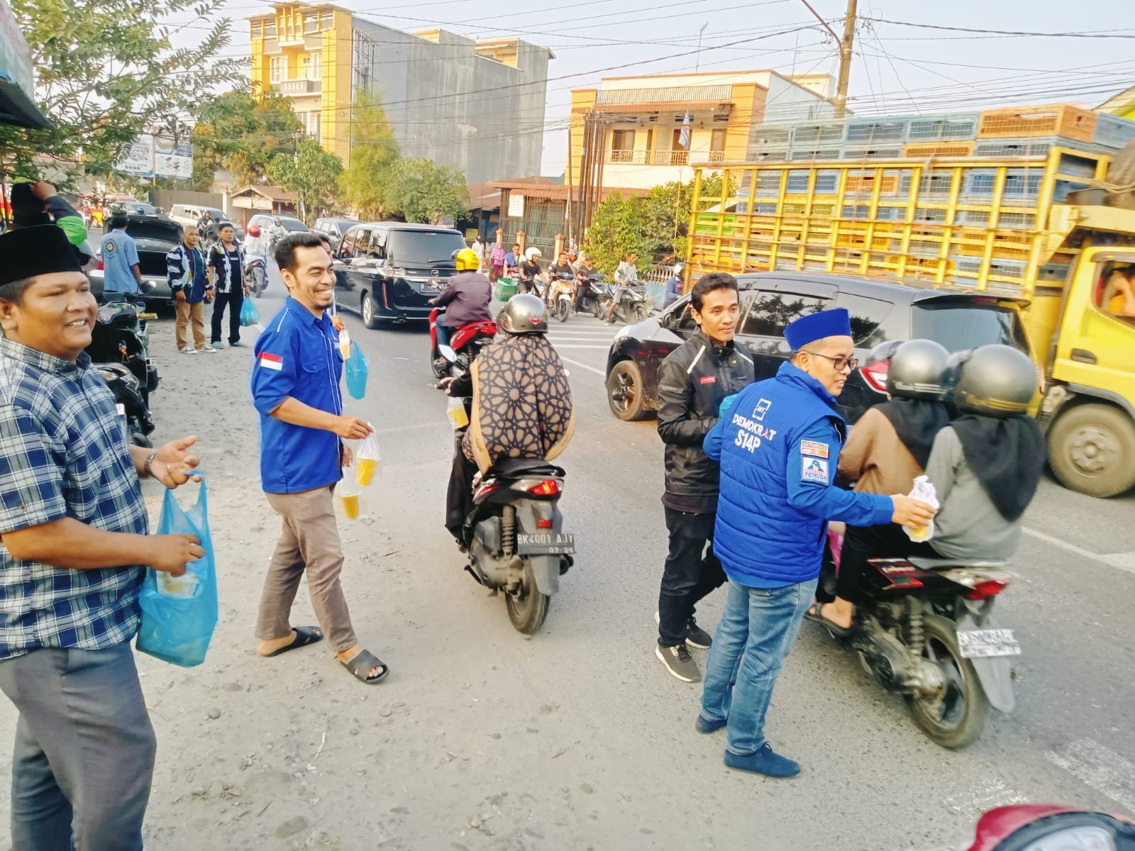 Berkah di Bulan Ramadhan, DPAC Demokrat Medan Amplas Bagikan Ratusan Takzil ke Pengendara