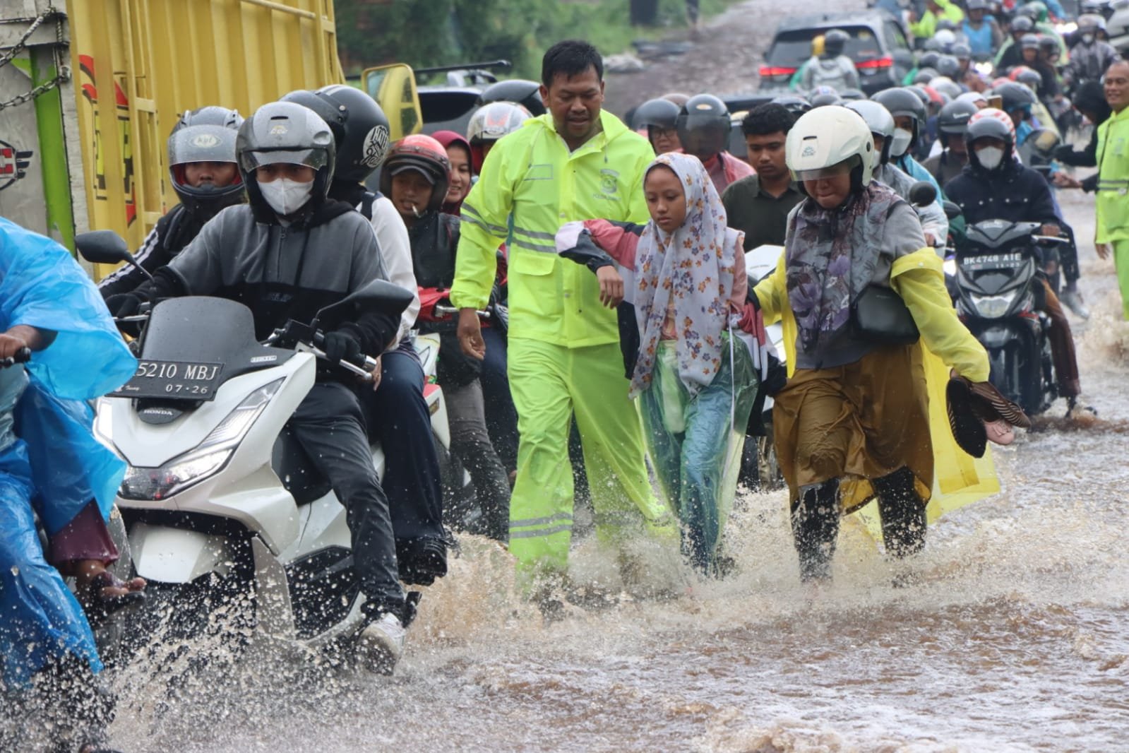 Curah Hujan Tinggi di Berastagi Mengakibatkan Banjir di Jalur Berastagi – Medan, Ini Himbauan Kapolres Tanah Karo