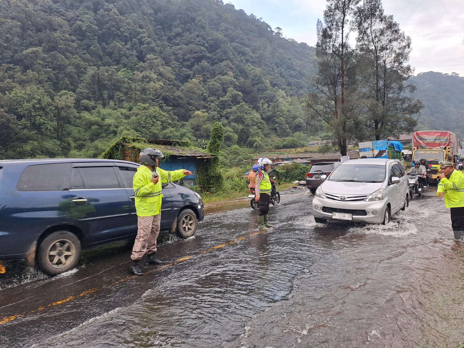 Kapolda Sumut Gatur Lalin di Lokasi Banjir Jalur Berastagi – Medan