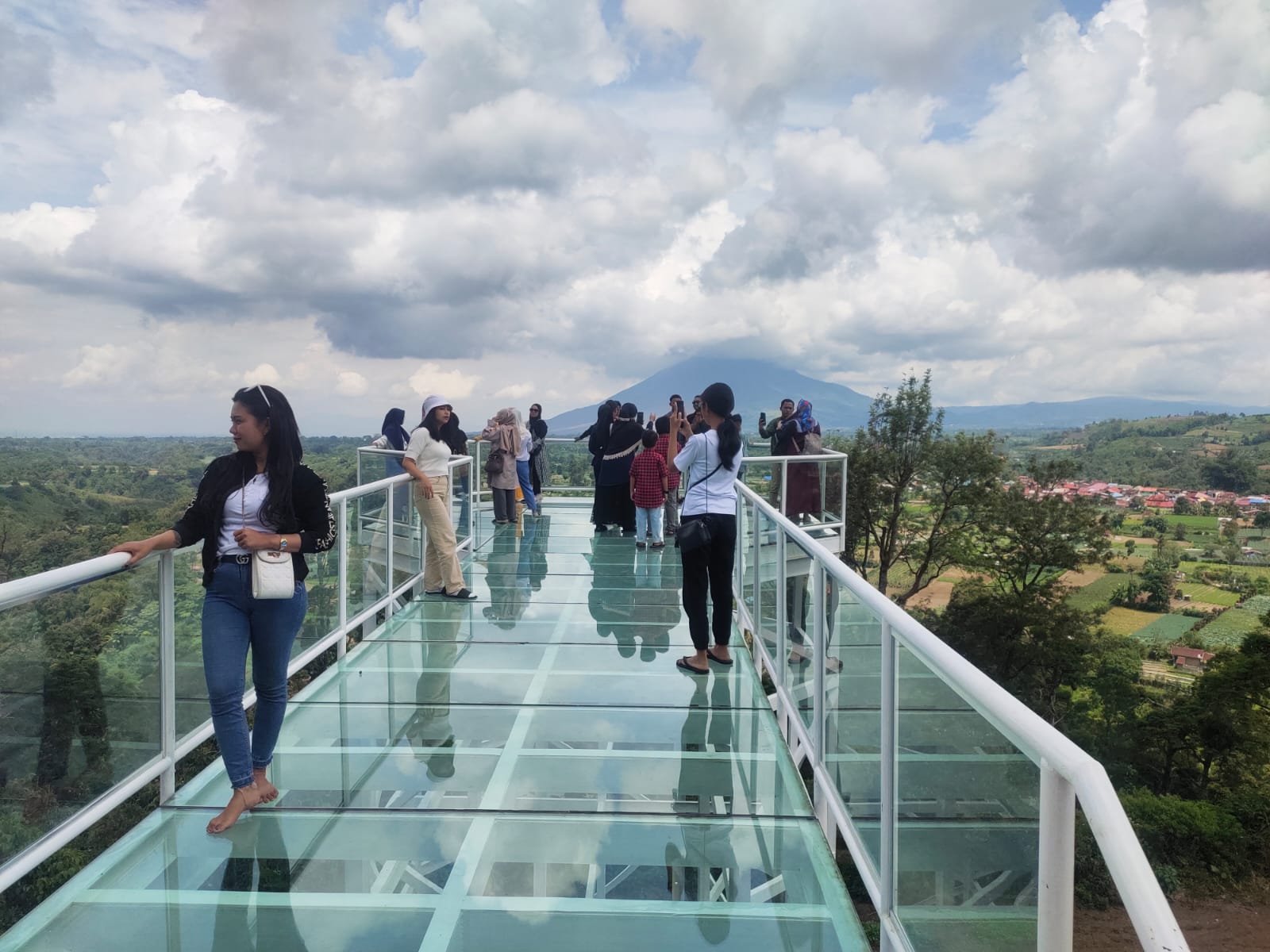 Jembatan Kaca Gundaling Sky Hill Jadi Destinasi Wisata Top di Berastagi