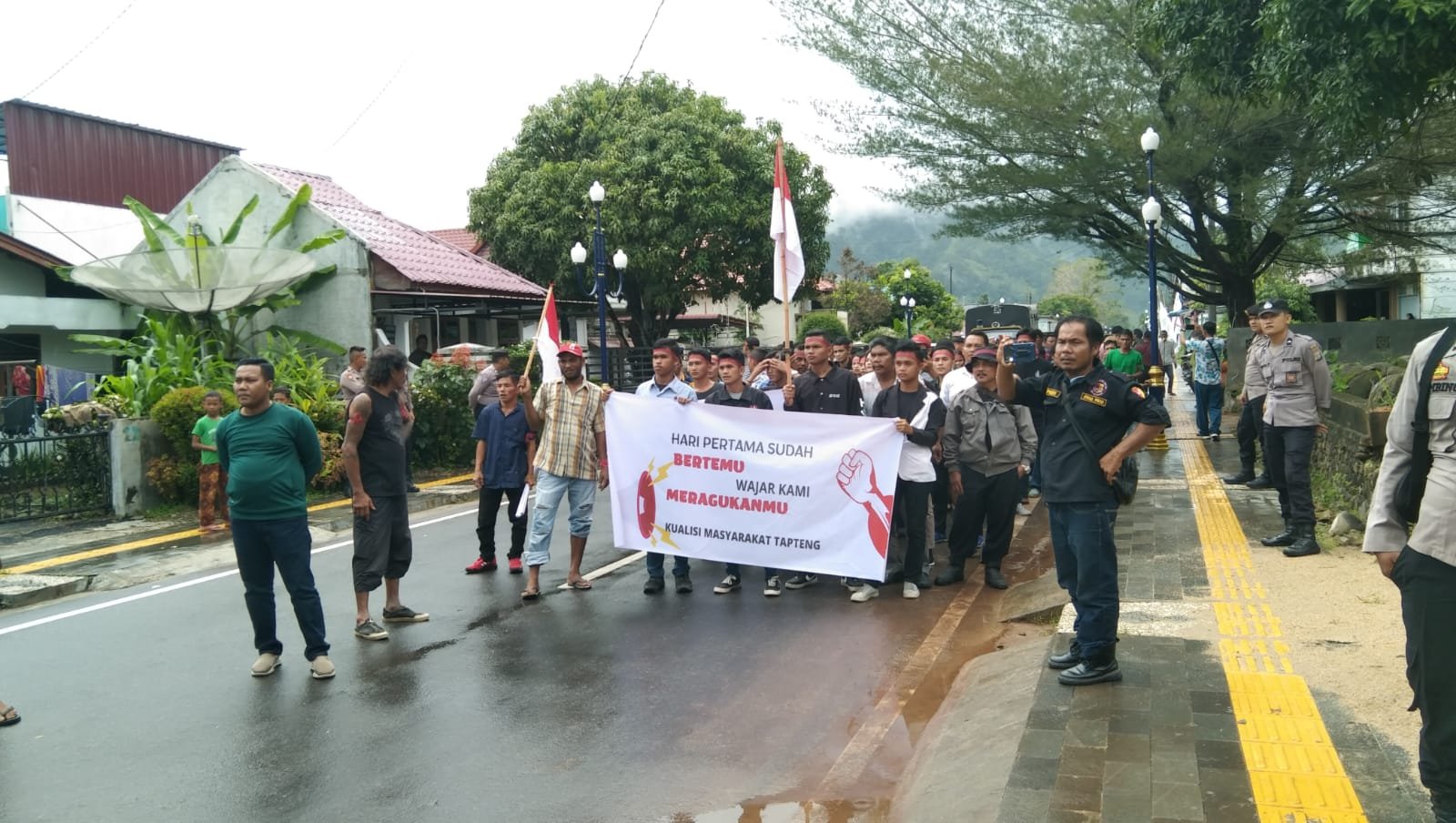Dinilai Tidak Layak, KMTT Minta PJ Bupati Tapteng Mundur