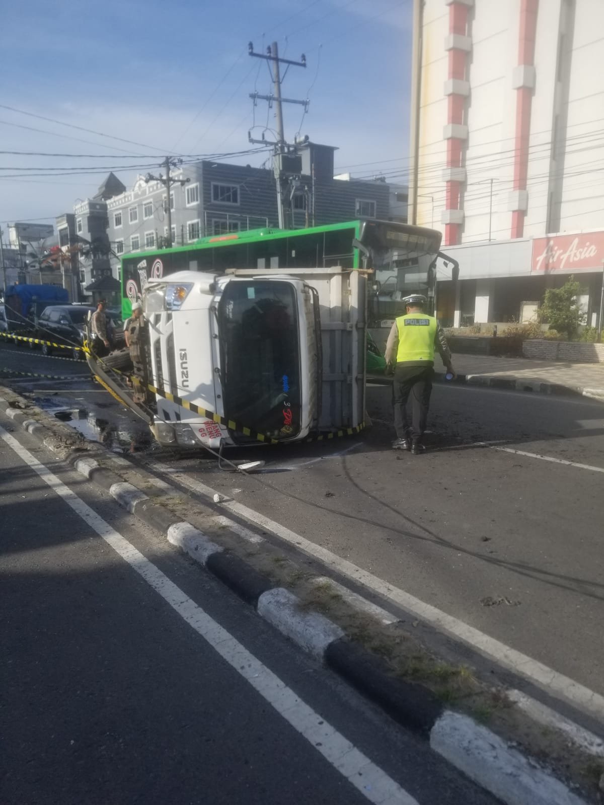 Sopir Ngantuk, Truk Terbalik di Jalan SM Raja