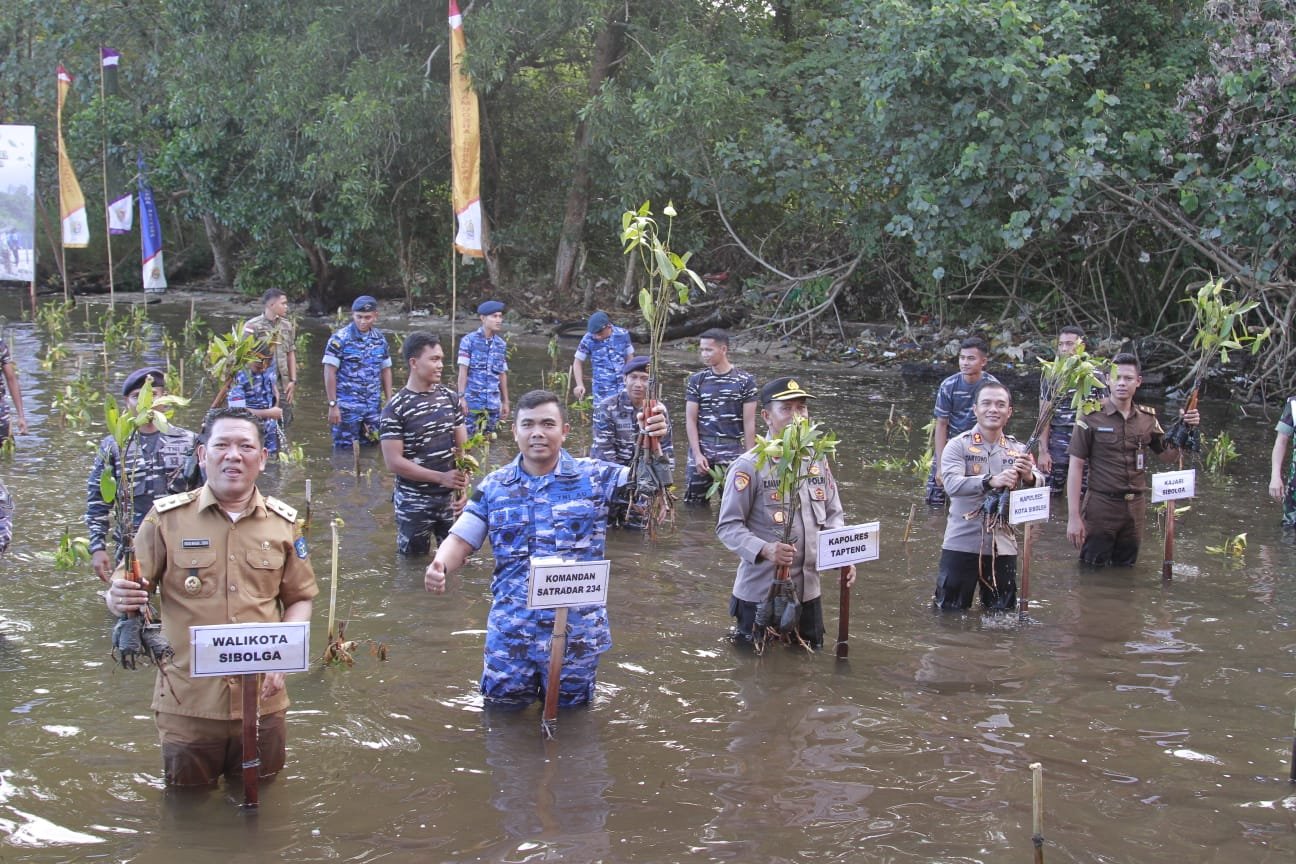 Polres Sibolga Dukung Penanaman Mangrove Secara Nasional Oleh Jajaran TNI