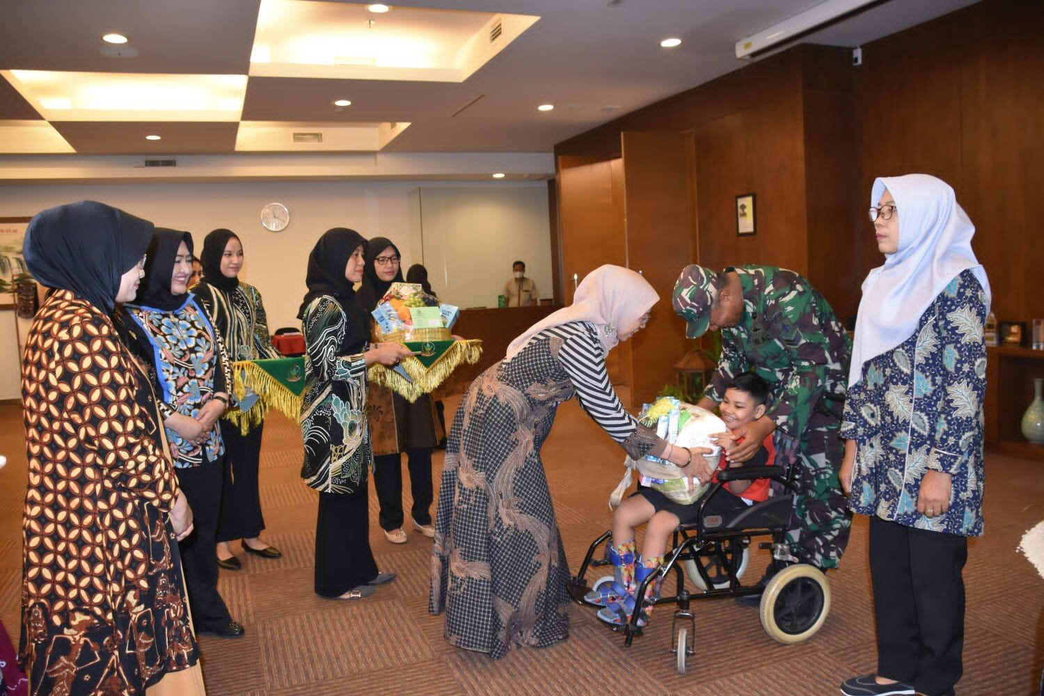 Kasad Berikan Tali Asih Kepada Keluarga Prajurit Yang Sakit Berat dan Anak Berkebutuhan Khusus