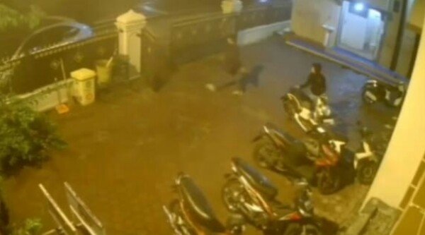 Maling Motor di Masjid Baitul Ghafar Terekam