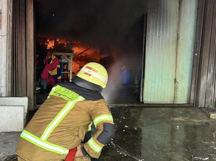 Rumah Makan Seafood Terbakar di Jalan Kapten Jumhana
