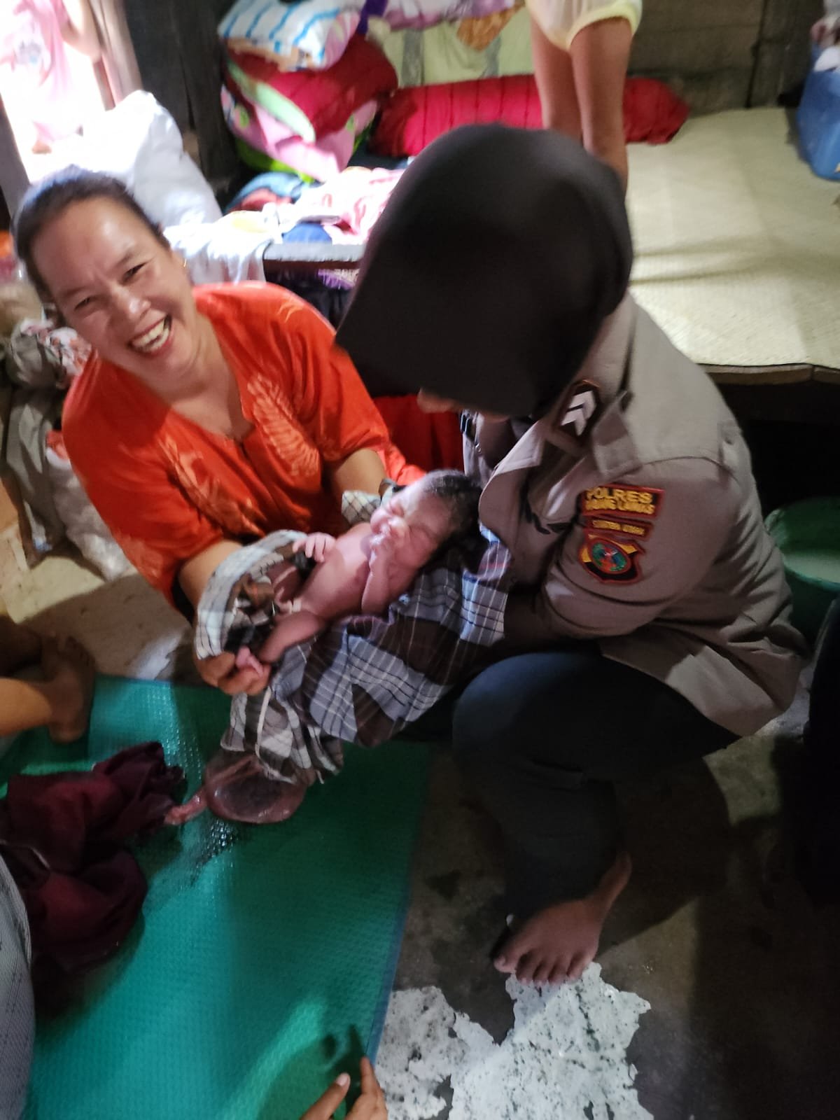 Polwan di Palas Jadi Bidan Dadakan, Bantu Ibu Melahirkan