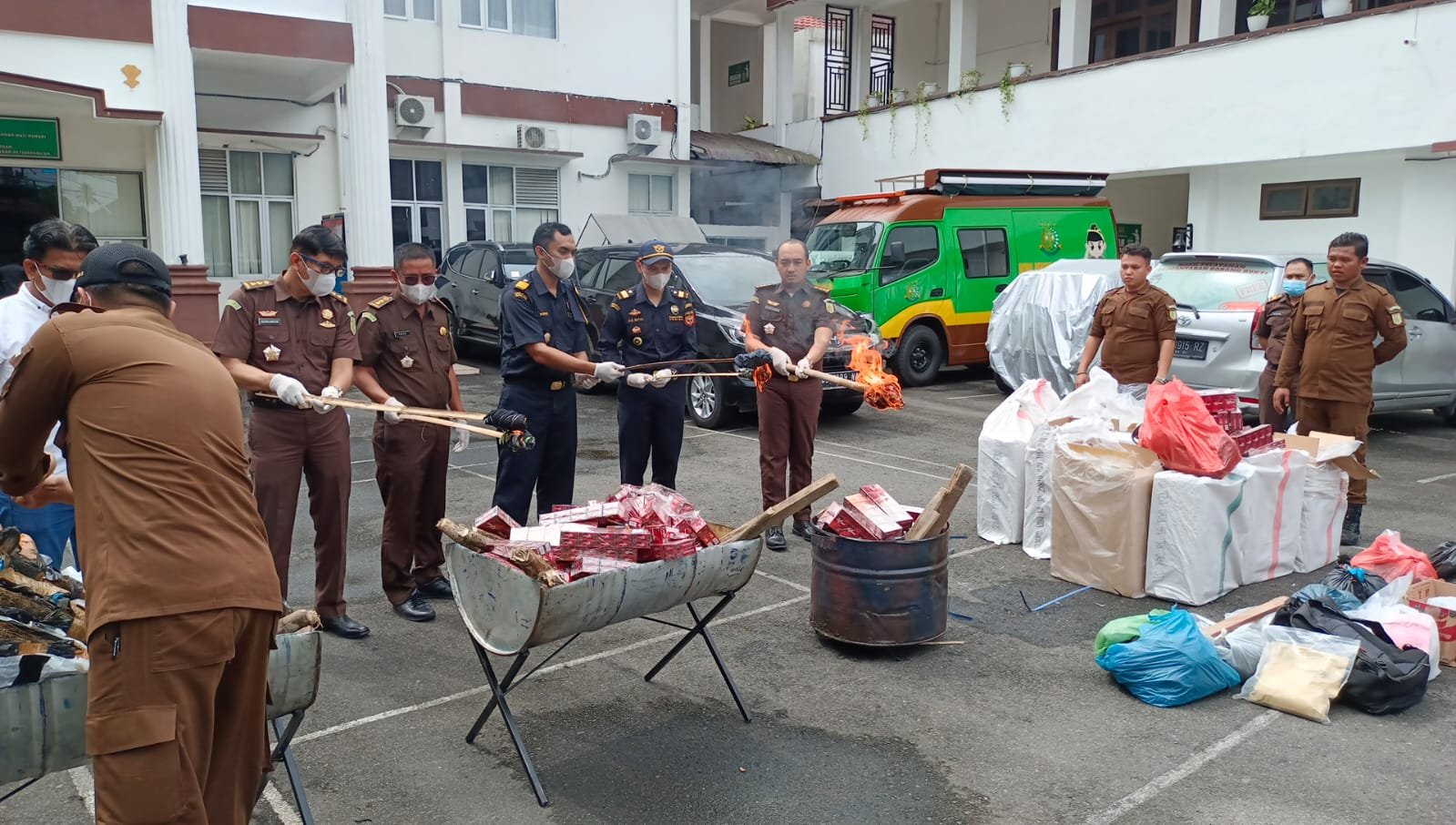 Kejari Sibolga Musnahkan Barang Bukti Dari 147 Perkara