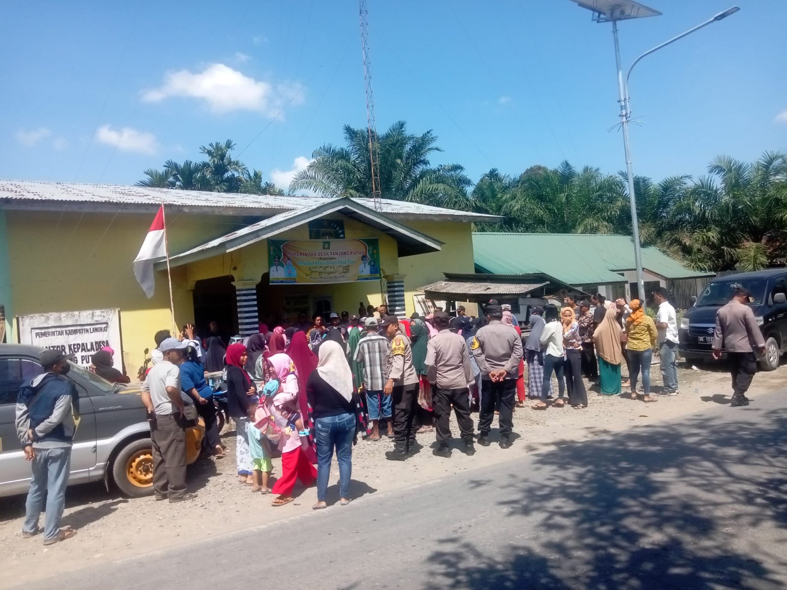 Demo Kantor Desa Tanjung Putus, Warga Desak Kades Mundur