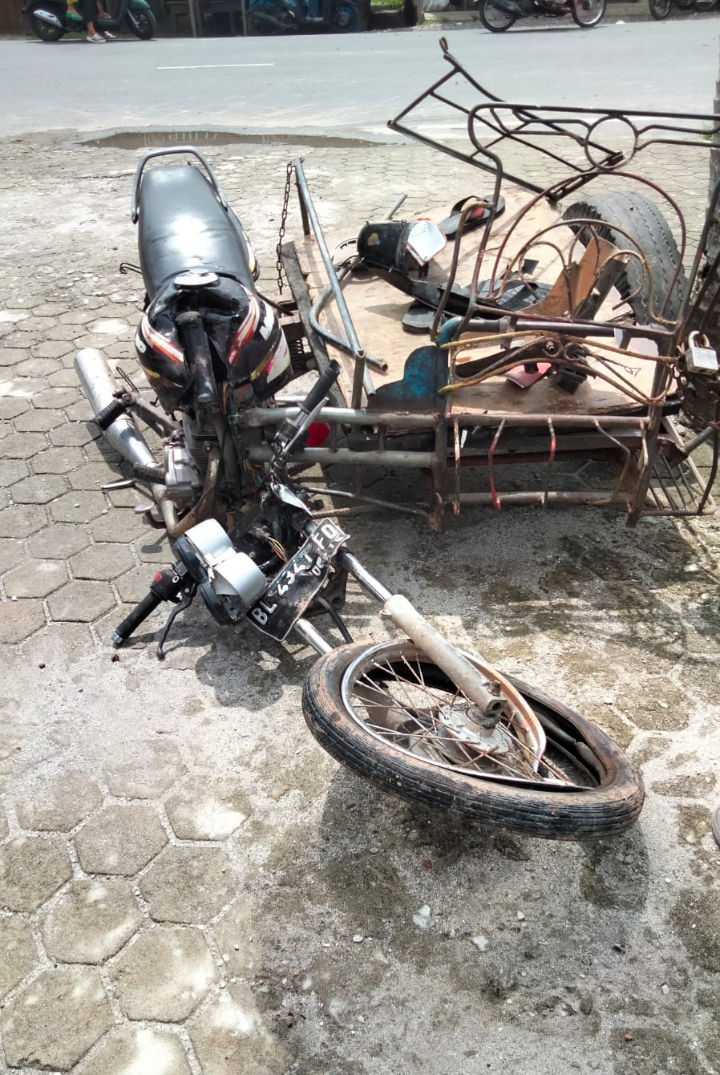 Diduga Ugal-Ugalan,Satu Betor Adu Kuat Dengan Truk Tangki LPG