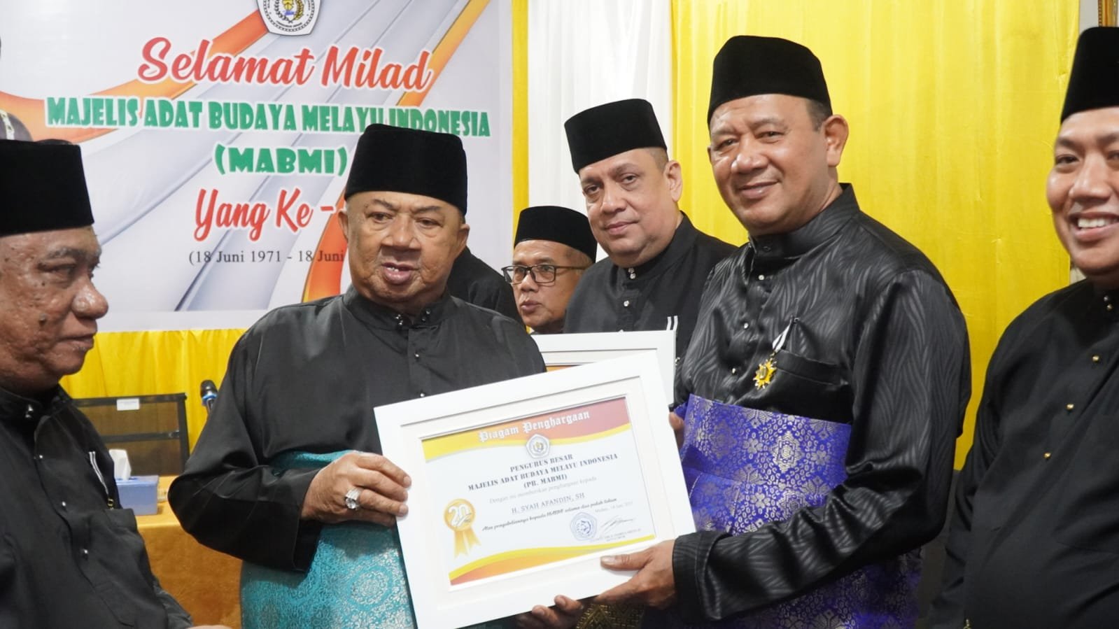 Syah Afandin Terima Penghargaan PB MABMI Atas Pengabdian 20 Tahun