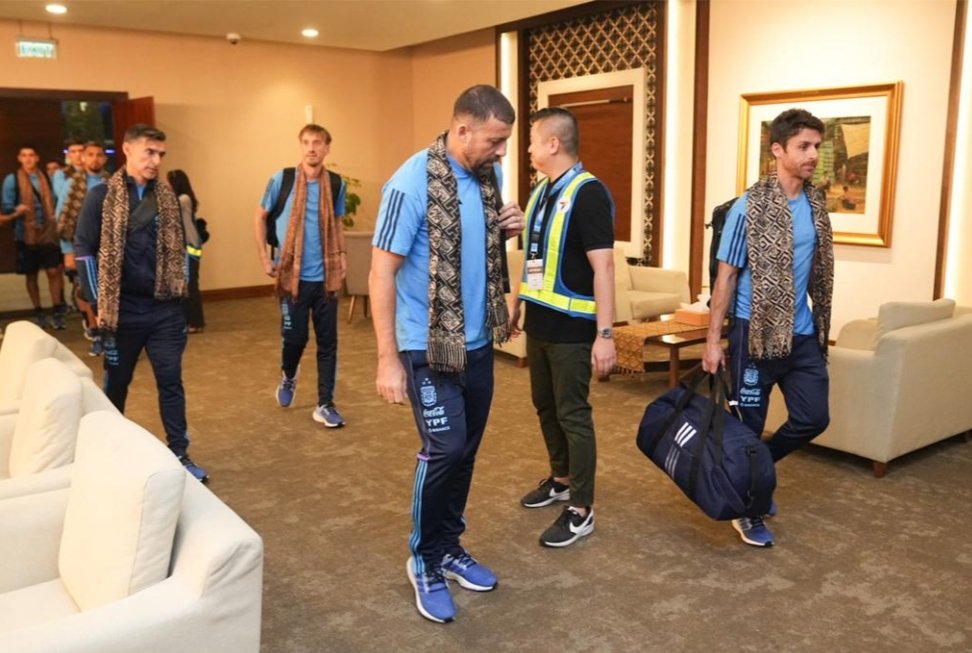 Erick Thohir Kalungkan Kain dari Timor Tanda Persahabatan