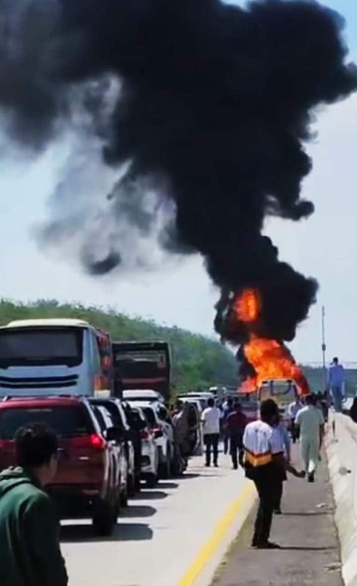 Ngeri! Mobil Pickup Kecelakaan dan Terbakar di Tol