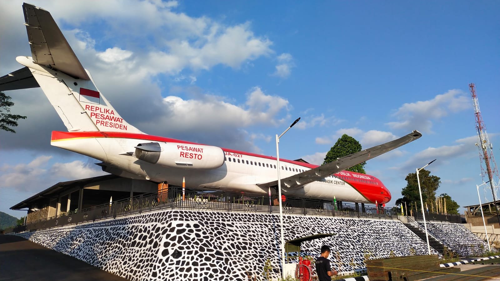 Rest Area Wisata Arifin Manjakan Pengunjung di Resto Dalam Pesawat Kepresidenan