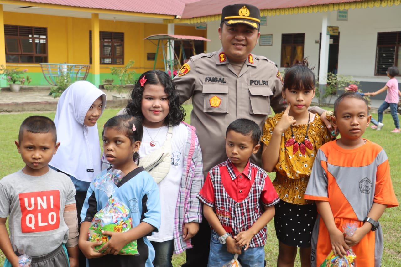 Kapolres Langkat Silaturahmi ke Anak Difable di SDLB Negeri 057704 Stabat