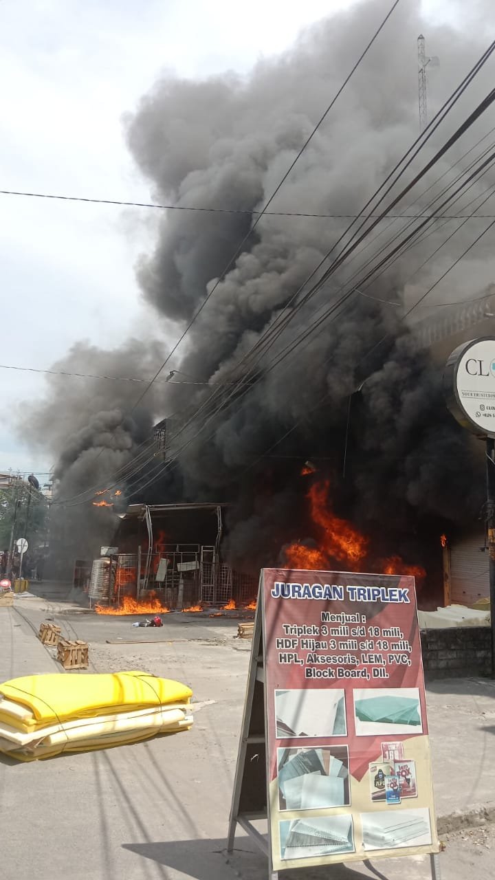 4 Unit Ruko Lantai 3 Terbakar di Krakatau
