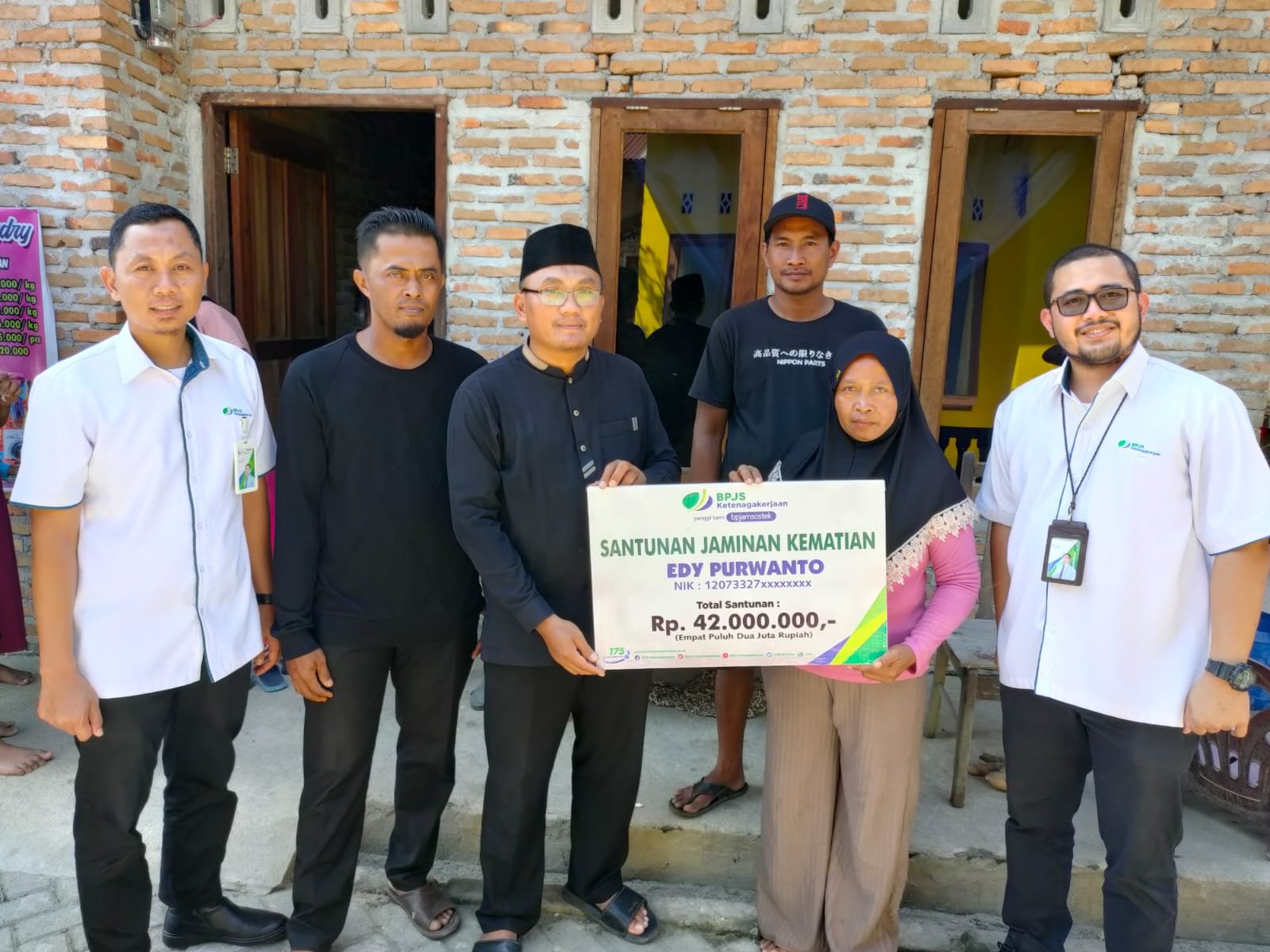 BPJAMSOSTEK Medan Kota Serahkan Santuan Kematian Kepada Ahli Waris Sebesar Rp42 Juta