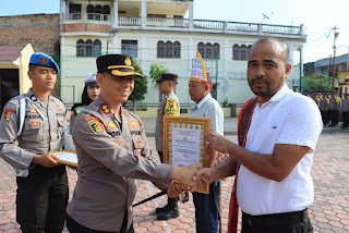 Kapolres Samosir Berikan Piagam Penghargaan Terbaik Kepada Ketua Pos Satkamling