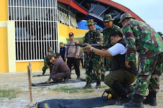 Bupati Samosir Ikuti Latihan Menembak Menyambut HUT Bhayangkara ke-77