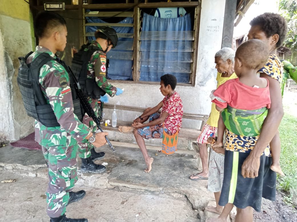 Jaga Tong Pu Kesehatan, Satgas Yonif 132/BS Keliling Kampung Berikan Pelayanan Kesehatan Gratis