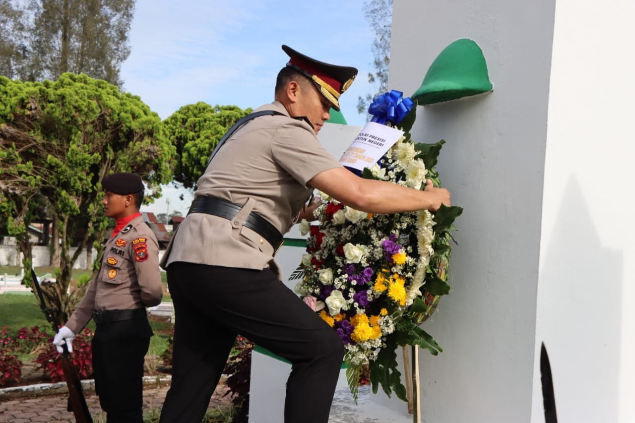 Jelang Hari Bhayangkara ke-77, Polres Tanah Karo Ziarah ke Makam Pahlawan