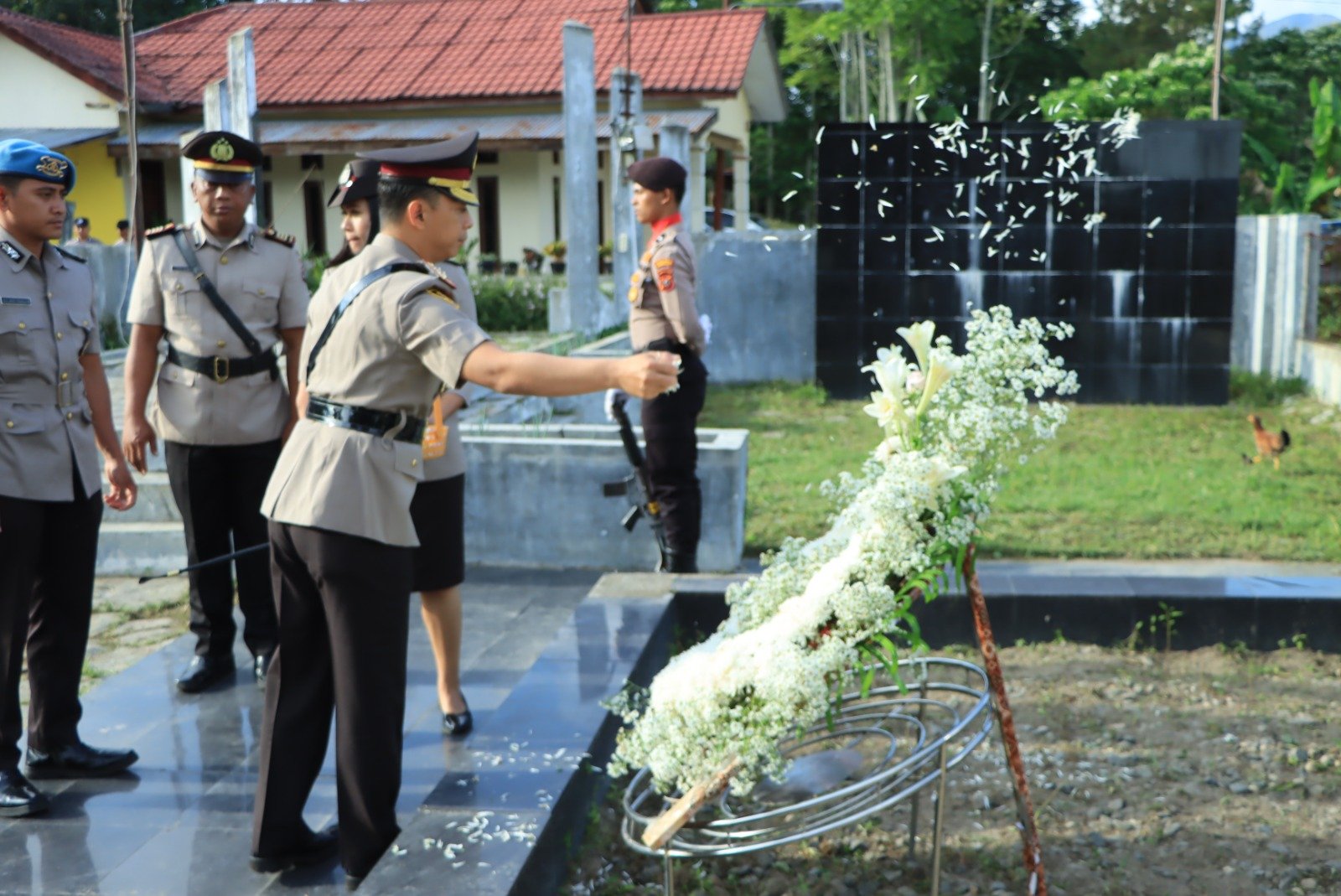 Sambut Hari Bhayangkara, Polres Samosir Jiarah ke Makam Pahlawan Sidamdam
