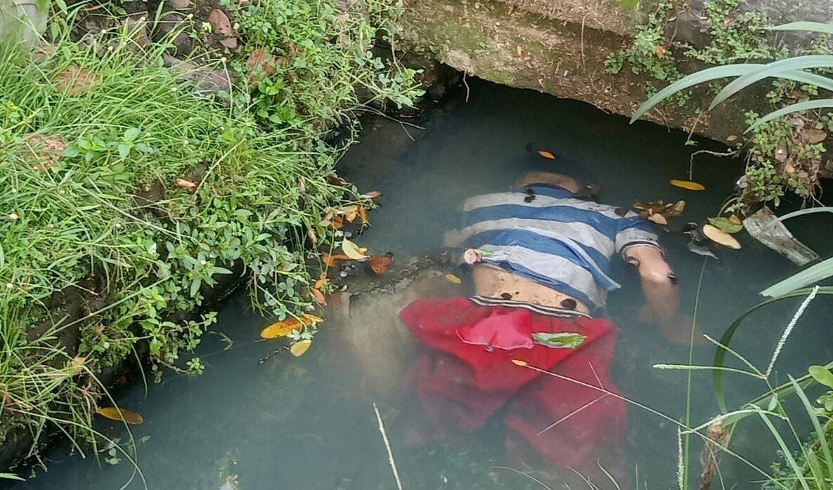 Dua Mayat Pria Ditemukan Dalam Parit