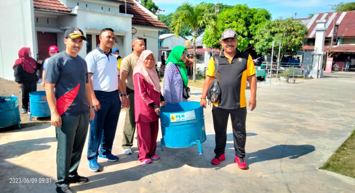 Dalam Rangka Hari Lingkungan Hidup, Pos AL Gelar Jumat Bersih di Sekitar Pantai Pangkalan Susu
