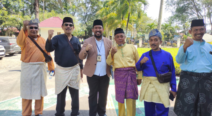 Gunakan Pakaian Adat Melayu 52 Orang Penggugat Hadiri di Sidang PN Stabat