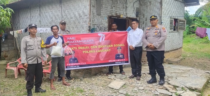 Kapolsek Gebang Laksanakan Bakti Sosial, Salurkan 50 Paket Sembako.