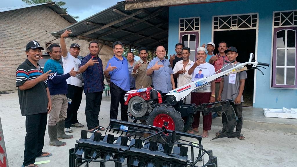 Tingkatkan Produksi Pertanian, Yahdi Khoir Serahkan Alsintan 6 Hand Traktor dan 3 Cultivator