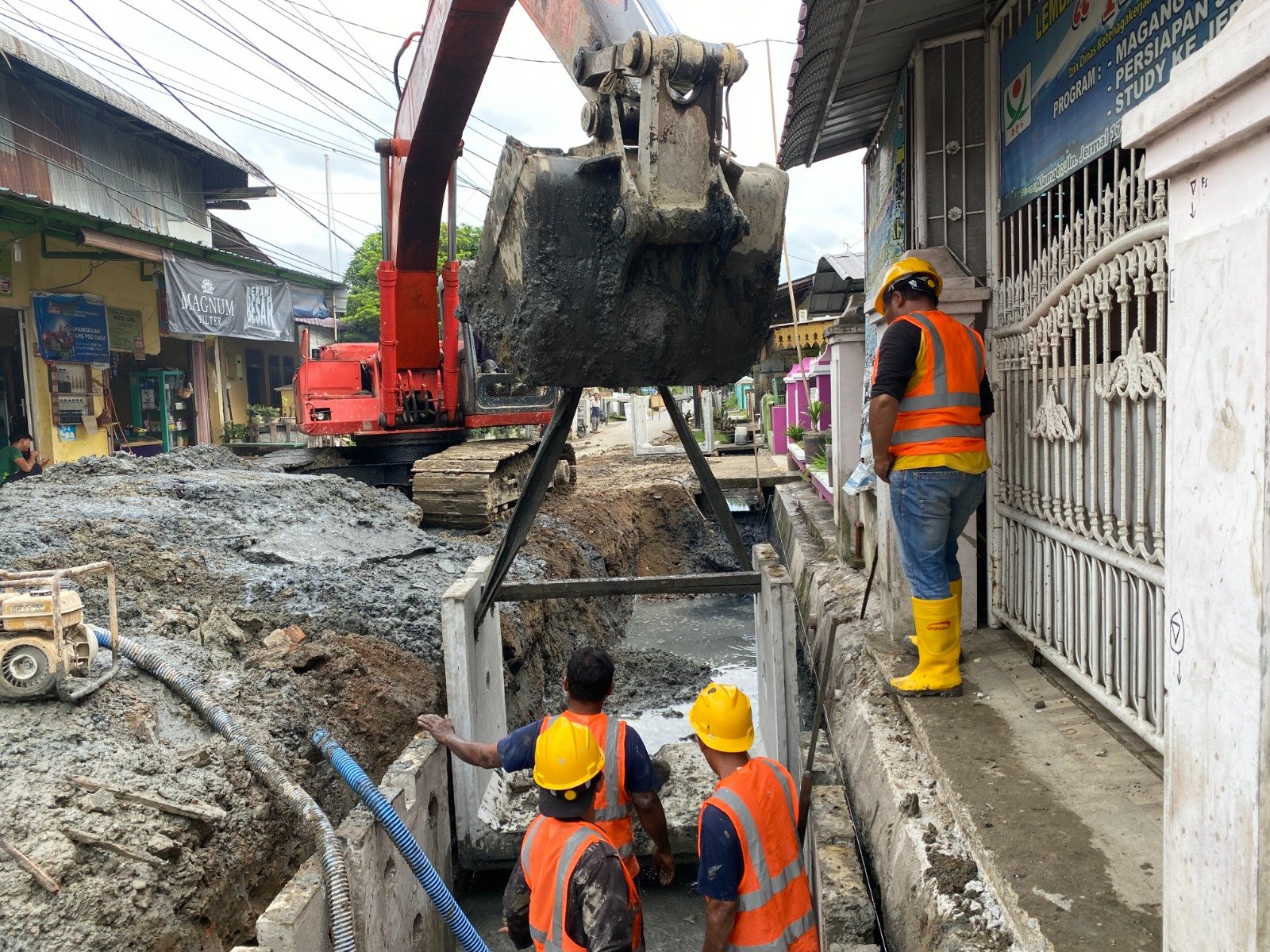 Dinas SDABMBK Perbaiki Saluran Drainase di Jalan Jermal XVII Medan Denai
