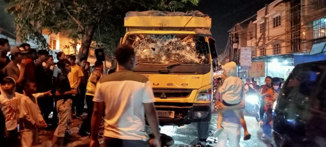 Truk Tabrak Lari  Dirusak Massa di Katamso