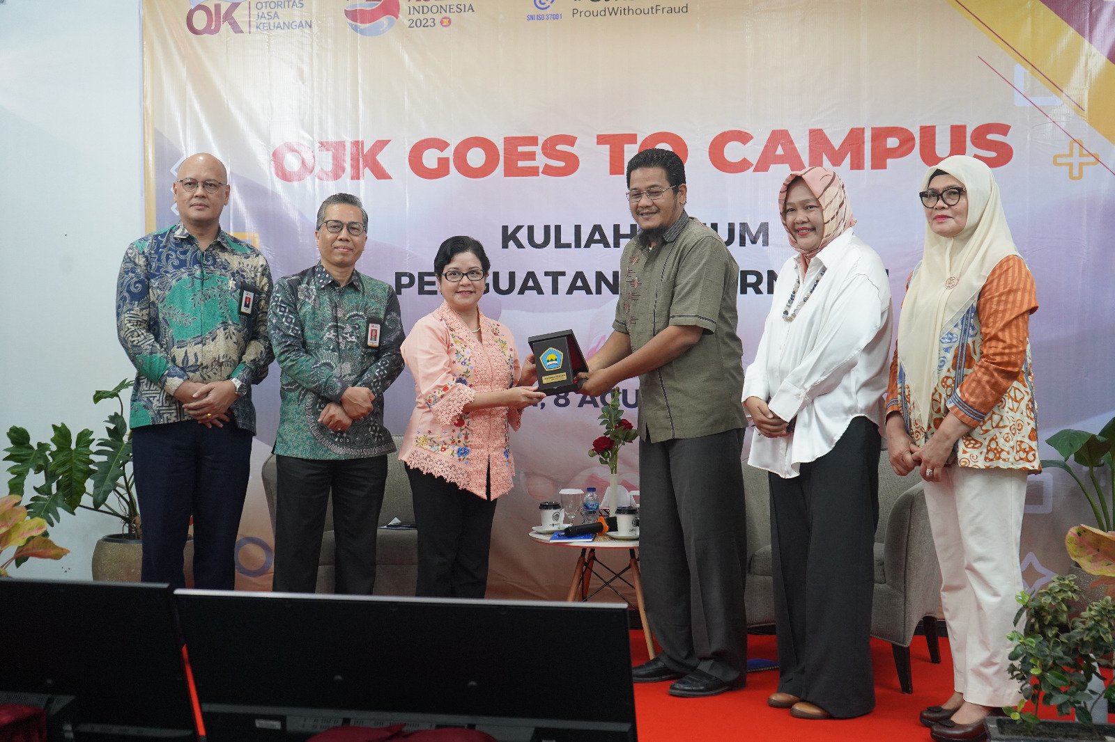 OJK Gelar Kuliah Umum di Politeknik Medan Bahas Penguatan Governasi di IJK