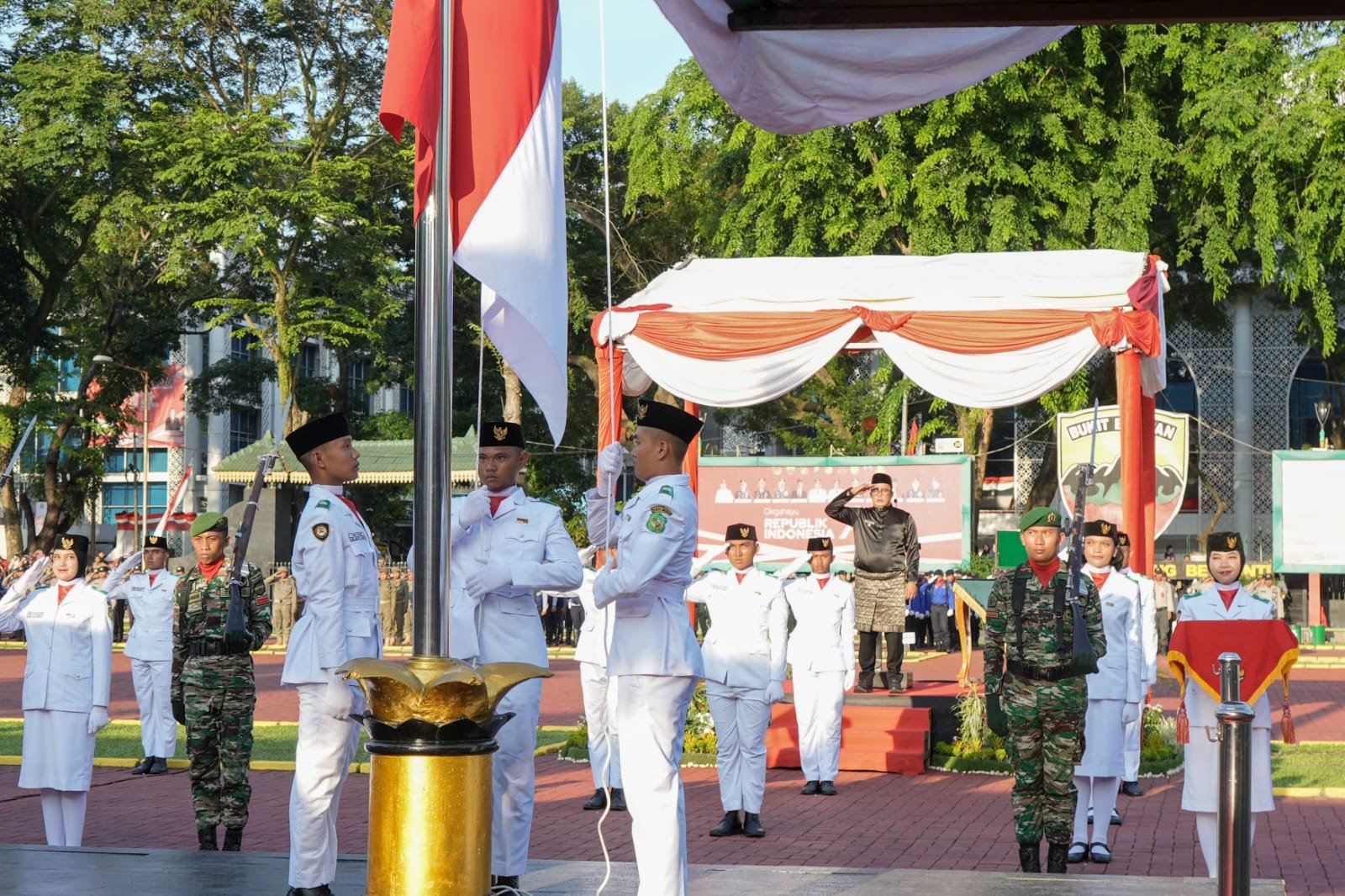 Di Upacara Penurunan Bendera, ASN Pemko Medan Terima Satyalancana Karya Satya dari Presiden