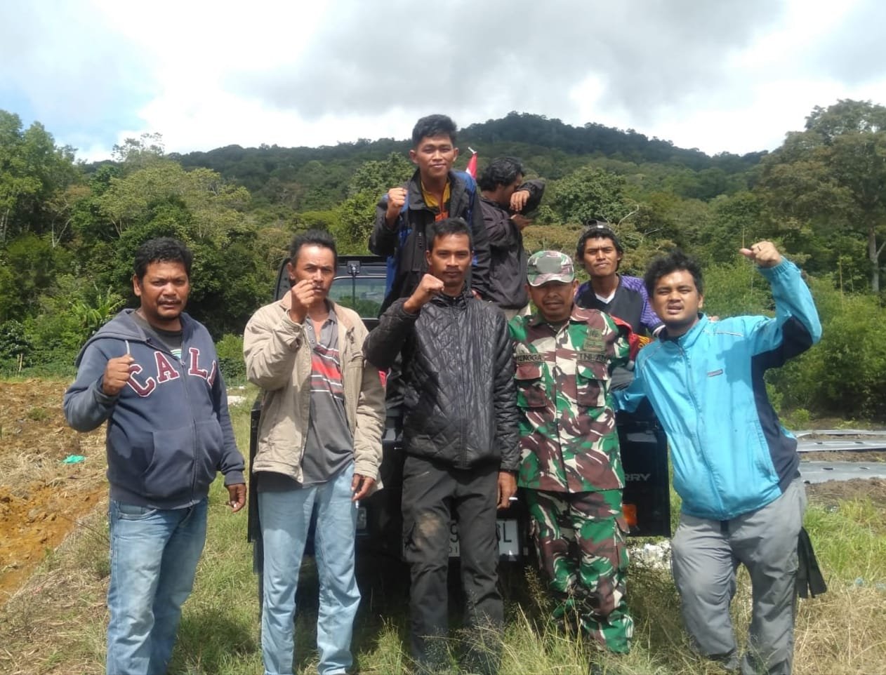 Babinsa Koramil 02/TP Kodim 0205/TK Bersama Polsek Tiga Panah Bantu Pencarian Dua Pendaki Yang Hilang di Gunung Sibuatan