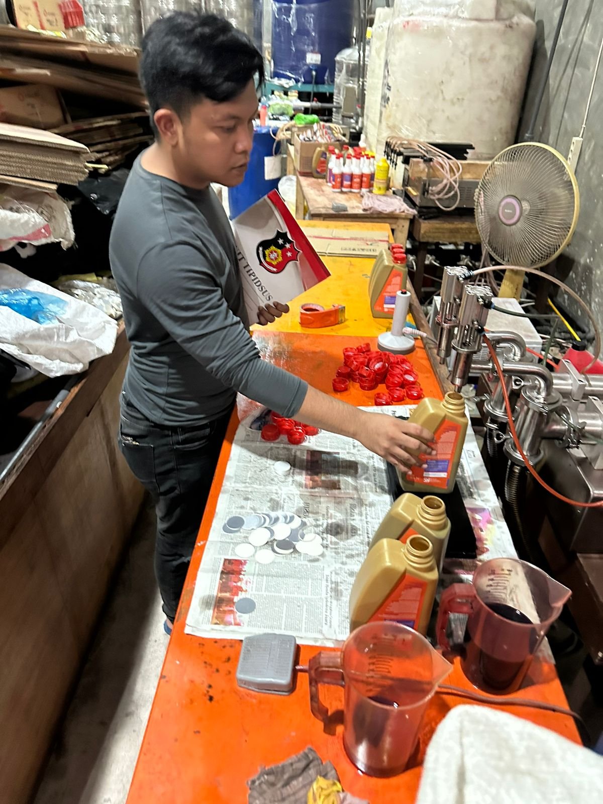 Polrestabes Medan Gerebek Pabrik Pembuatan Oli Ilegal di Deli Serdang