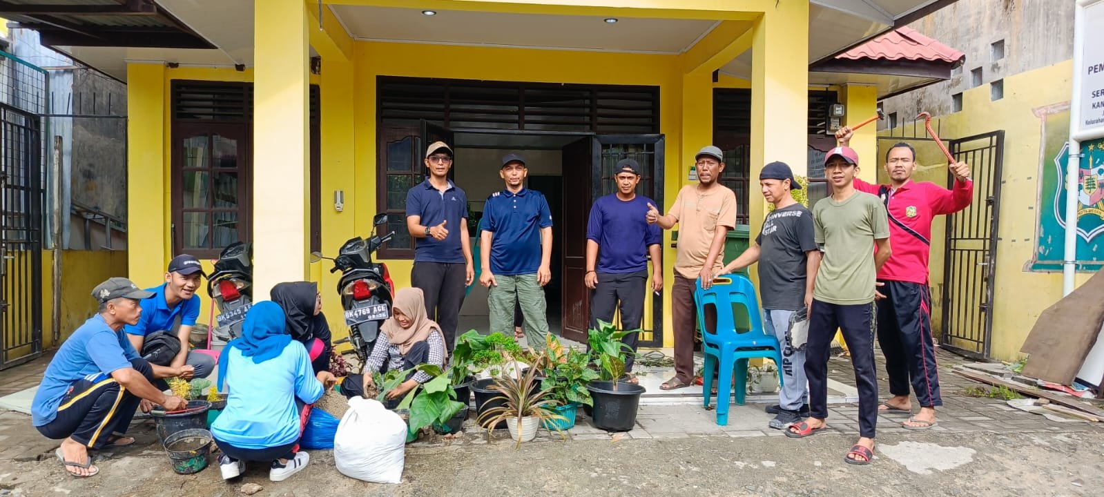 Lurah Sidorama Barat 1 Bersama Kepling Laksanakan Giat Bersih Kantor Kelurahan