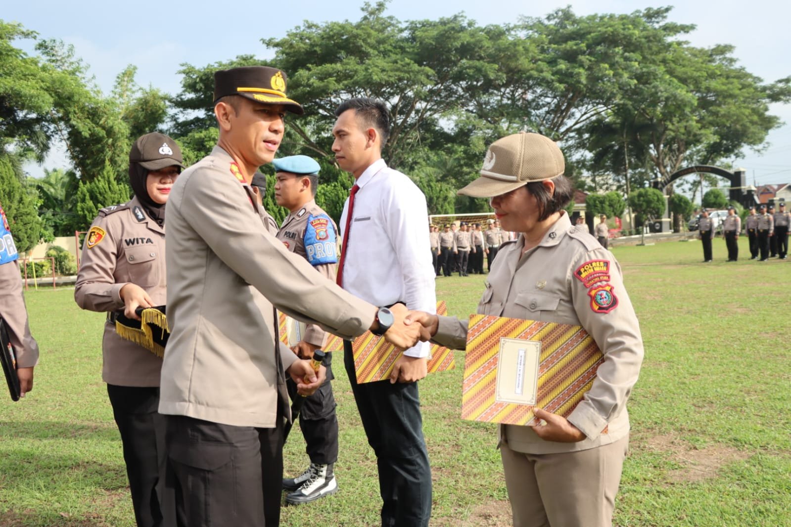 Dinilai Berprestasi, Kapolres Sergai Ganjar Personel, ASN dan PHL Dengan Reward