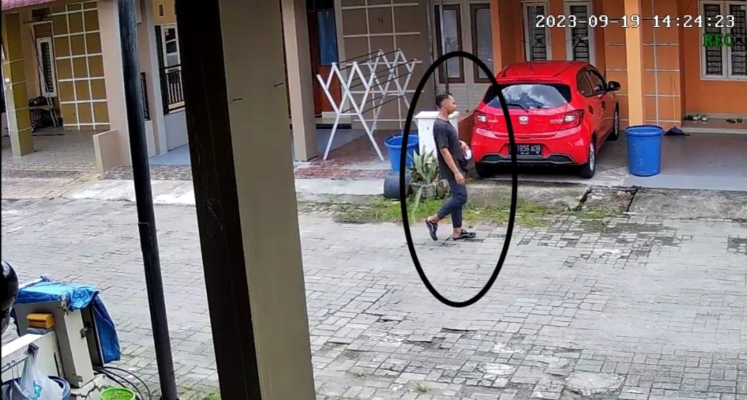 Maling Bawa Kabur Mobil yang Lagi Dipanasin Mesin