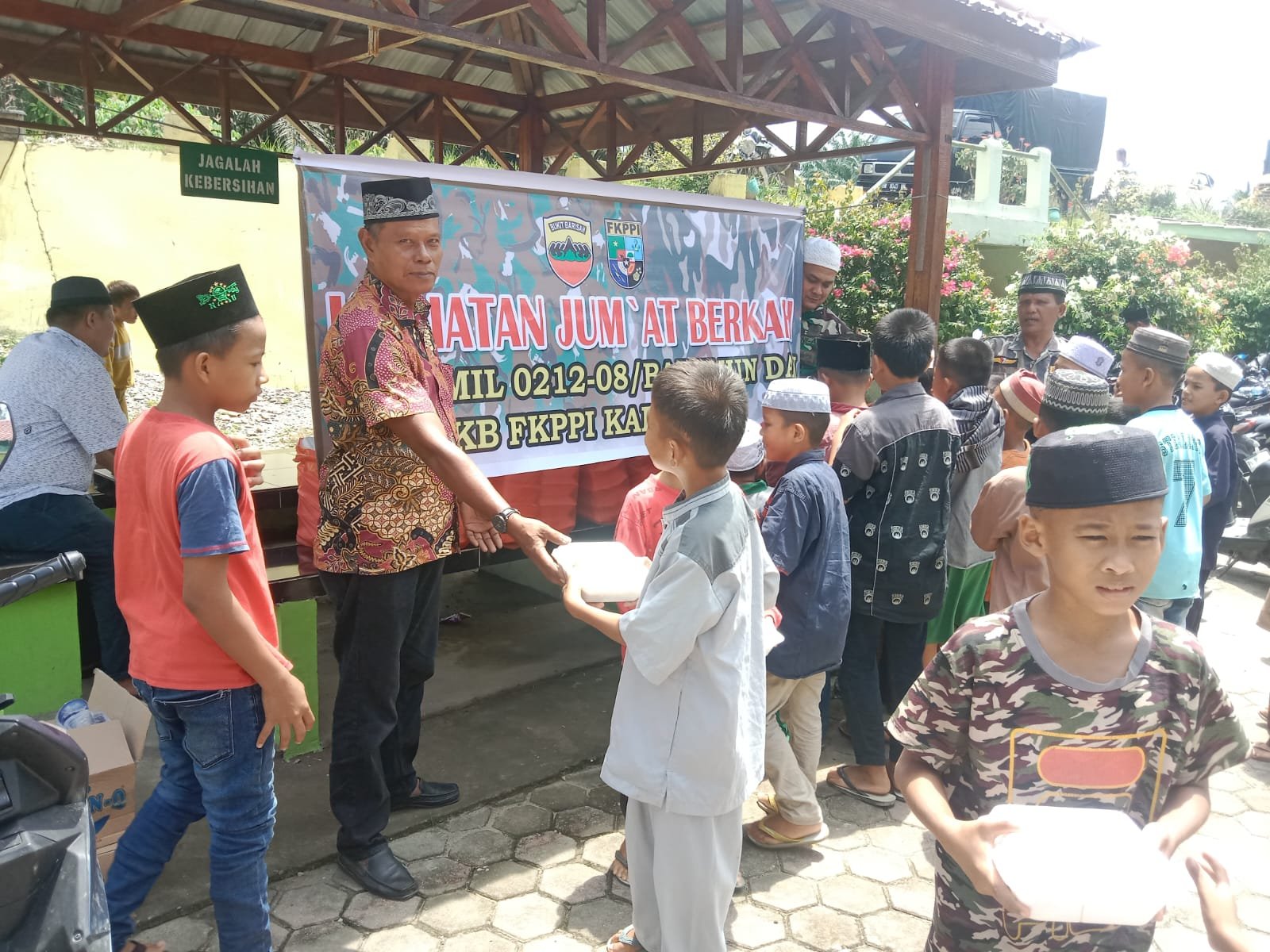 Wujud Jalinan Kasih, Koramil- 08/Barumun-Kodim 0212/TS bersama FKPPI Kabupaten Palas Gelar Jumat Berkah