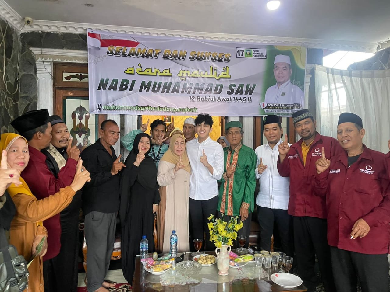 Caleg DPRD PPP bersama Ustadz dan warga di acara Maulid Nabi Muhammad SAW. (Foto : Sap)